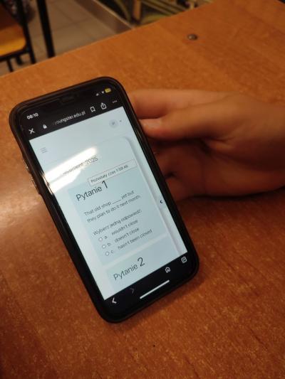 Ekran telefonu z rozpoczętymi zadaniami testowymi