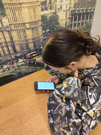 Uczennica pisząca test placement