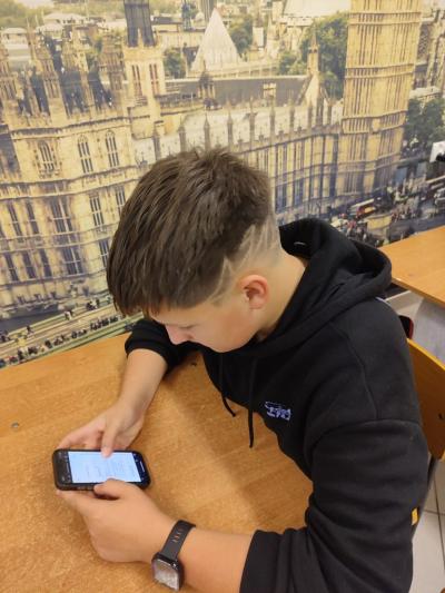 Uczeń  piszący test placement