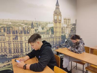 Uczniowie piszący test placement w raamch programu Youngster