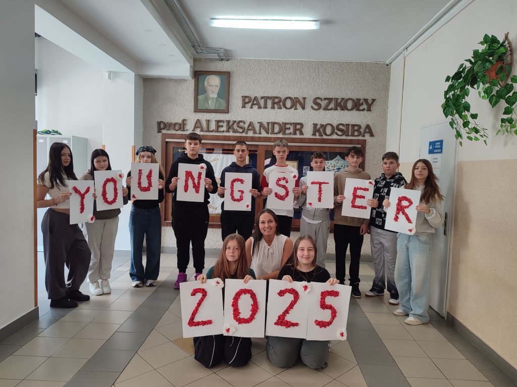 Grupa uczniów uczestniczących w programie Youngster wraz z opiekunem