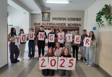 Grupa uczniów uczestniczących w programie Youngster wraz z opiekunem