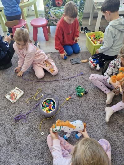 Dzieci bawią się na dywanie