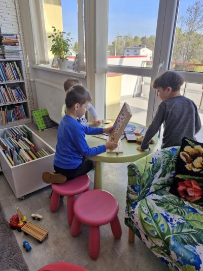 Dzieci bawią się przy stoliku