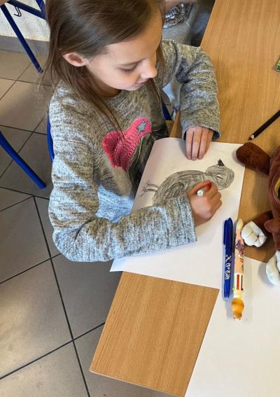 dziewczynka rysuje gołębicę