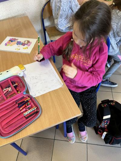 dziewczynka rysuje gołębicę Cher Ami.