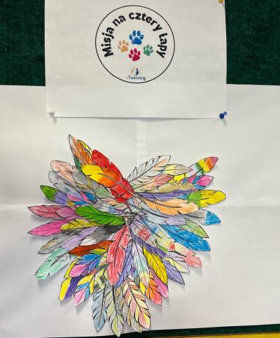 fragment gazetki świetlicowej ukazujący kolorowe skrzydła ptaka z papieru