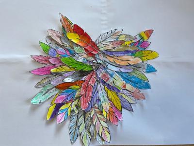 kolorowe skrzydła ptaka wykonane z małych piórek z papieru