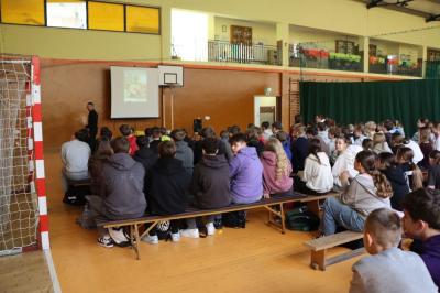 Spotkanie z podróżnikiem w hali sportowej