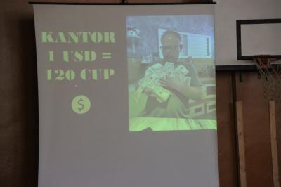 Spotkanie z podróżnikiem w hali sportowej