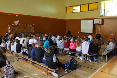 Spotkanie z podróżnikiem w hali sportowej