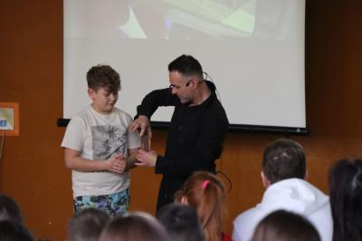 Spotkanie z podróżnikiem w hali sportowej