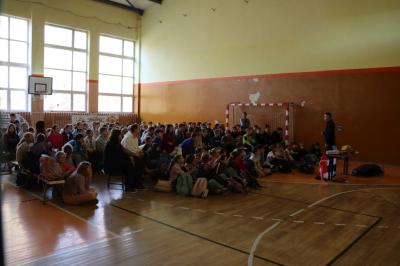 Spotkanie z podróżnikiem w hali sportowej