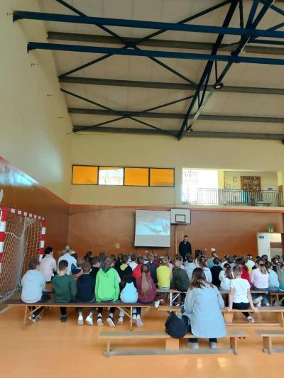 Spotkanie z podróżnikiem w hali sportowej