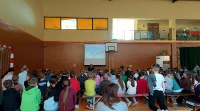 Spotkanie z podróżnikiem w hali sportowej