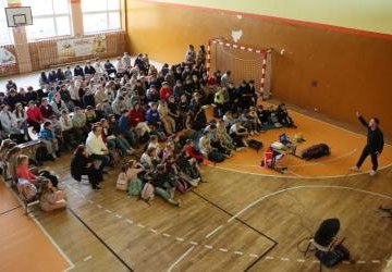 Spotkanie z podróżnikiem w hali sportowej