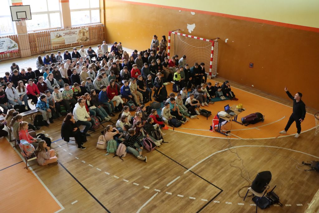 Spotkanie z podróżnikiem w hali sportowej