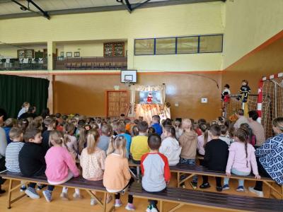 Przedszkolaki oglądają przedstawienie