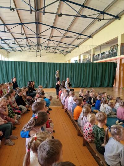 Przedszkolaki witają się z kukiełkami