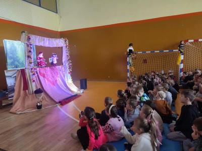 Uczniowie klas 1-3 oglądają przedstawieni