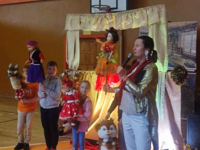 Uczniowie klas 1-3 oglądają przedstawienie