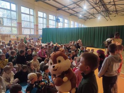 Uczniowie klas 1-3 oglądają przedstawienie