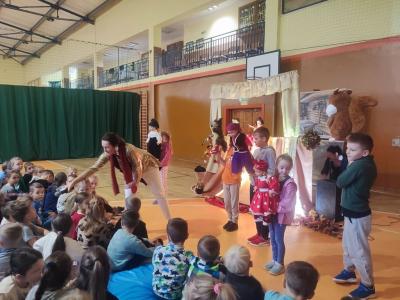 Uczniowie klas 1-3 oglądają przedstawienie