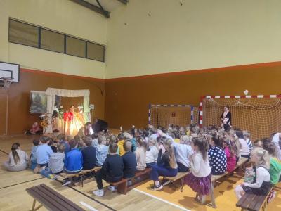 Uczniowie klas 1-3 oglądają przedstawienie.