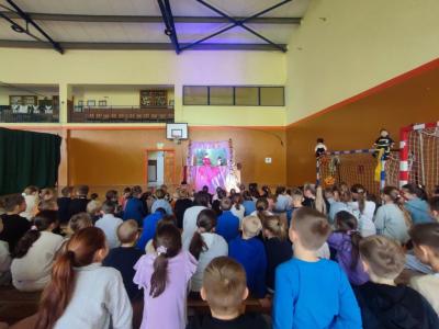 Uczniowie klas 1-3 oglądają przedstawienie.