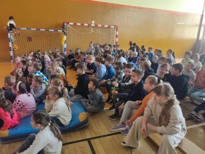 Uczniowie klas 1-3 oglądają przedstawienie.