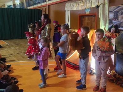 Uczniowie klas 1-3 trzymają w rękach lalki z teatrzyku.