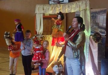 Uczniowie klas 1-3 oglądają przedstawienie