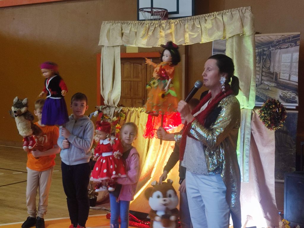 Uczniowie klas 1-3 oglądają przedstawienie