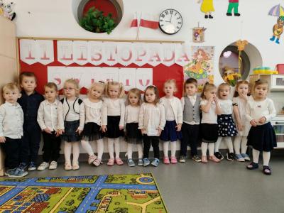 Dzieci pozują do hymnu