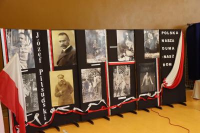 Dekoracja akademii - patriotyczne portrety