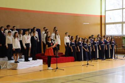 Występ uczniów na scenie