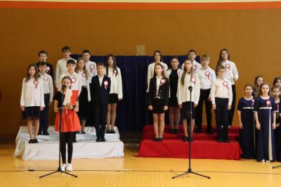 Występ uczniów na scenie