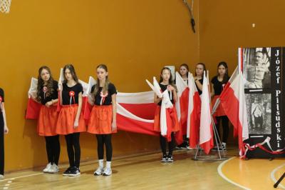 Występ uczniów na scenie