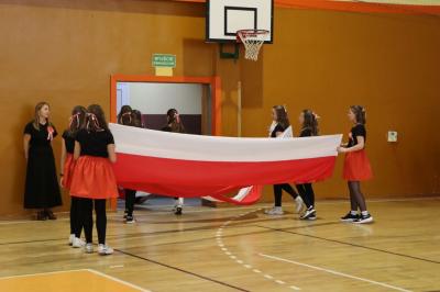 Występ uczniów na scenie