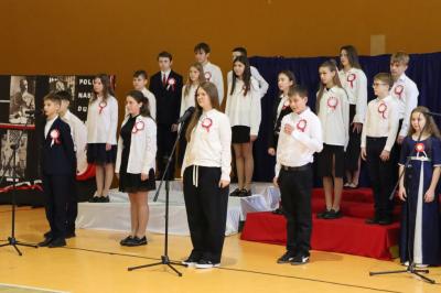 Występ uczniów na scenie