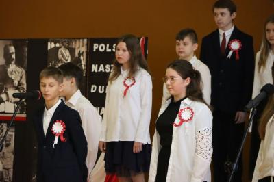 Występ uczniów na scenie