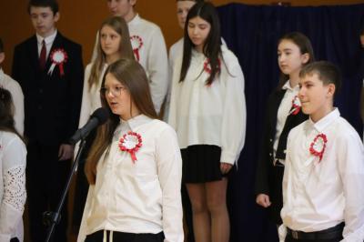 Występ uczniów na scenie