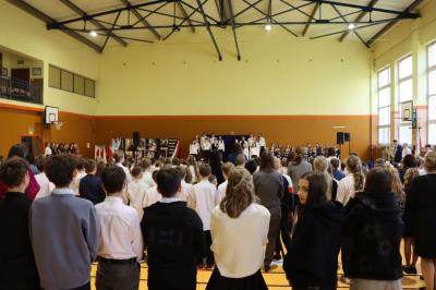 Występ uczniów na scenie