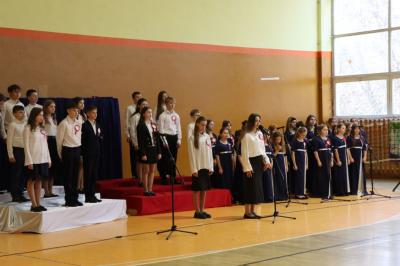 Występ uczniów na scenie