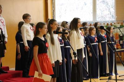 Występ uczniów na scenie