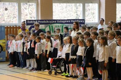 Uczniowie obserwują występ na scenie