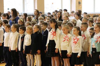 Uczniowie obserwują występ na scenie