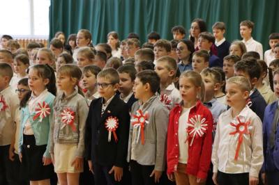 Uczniowie obserwują występ na scenie