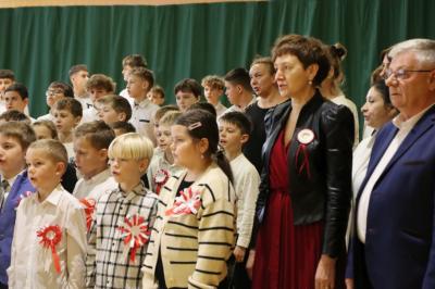 Uczniowie obserwują występ na scenie