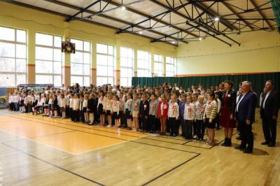 Uczniowie obserwują występ na scenie